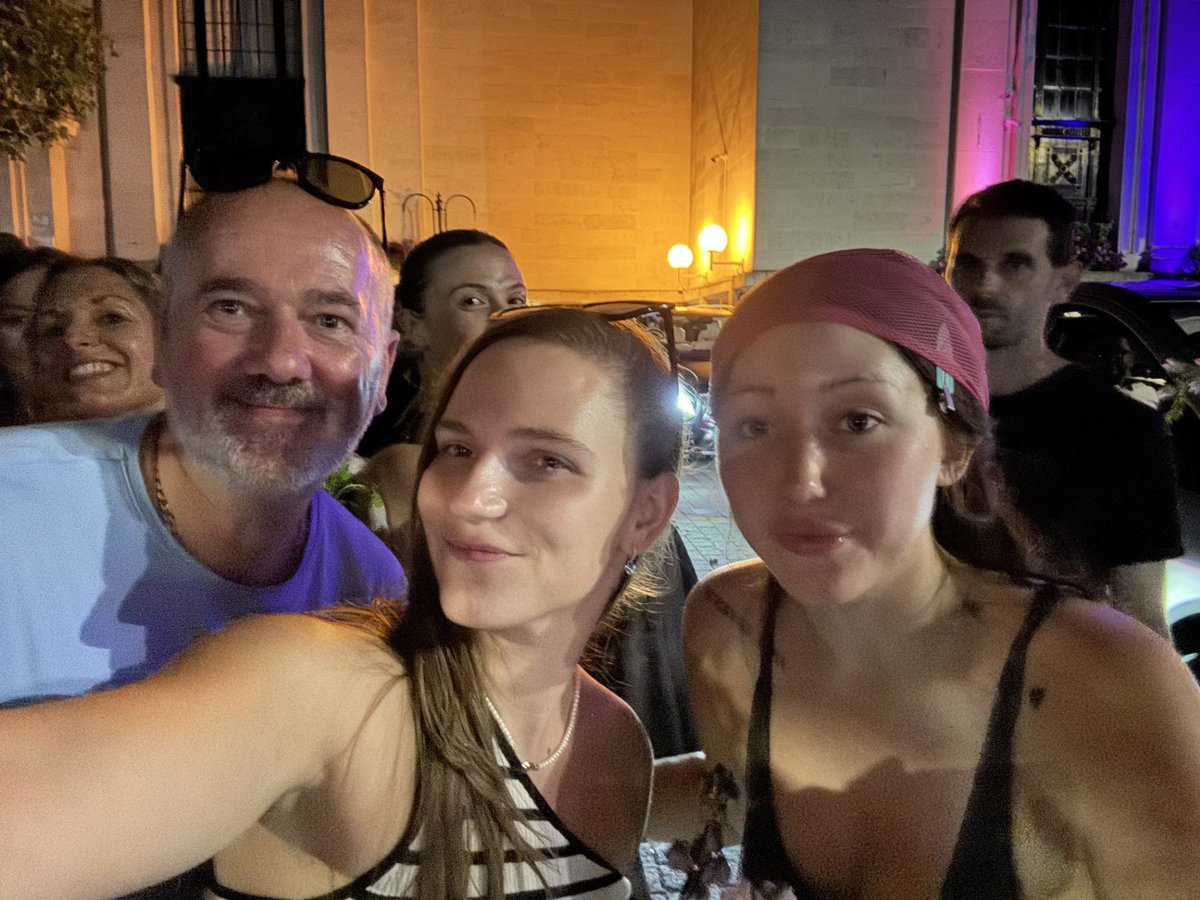 Molsworth11's tweet image. noah really is the sweetest person ever
she took her time to speak to each person and make sure every single one had flowers 🥹🫶🏼
thank you for the most wonderful night @noahcyrus can’t wait to see you next ❤️