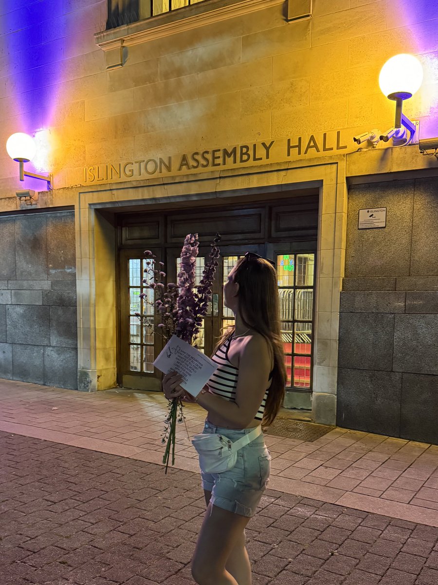 Molsworth11's tweet image. noah really is the sweetest person ever
she took her time to speak to each person and make sure every single one had flowers 🥹🫶🏼
thank you for the most wonderful night @noahcyrus can’t wait to see you next ❤️