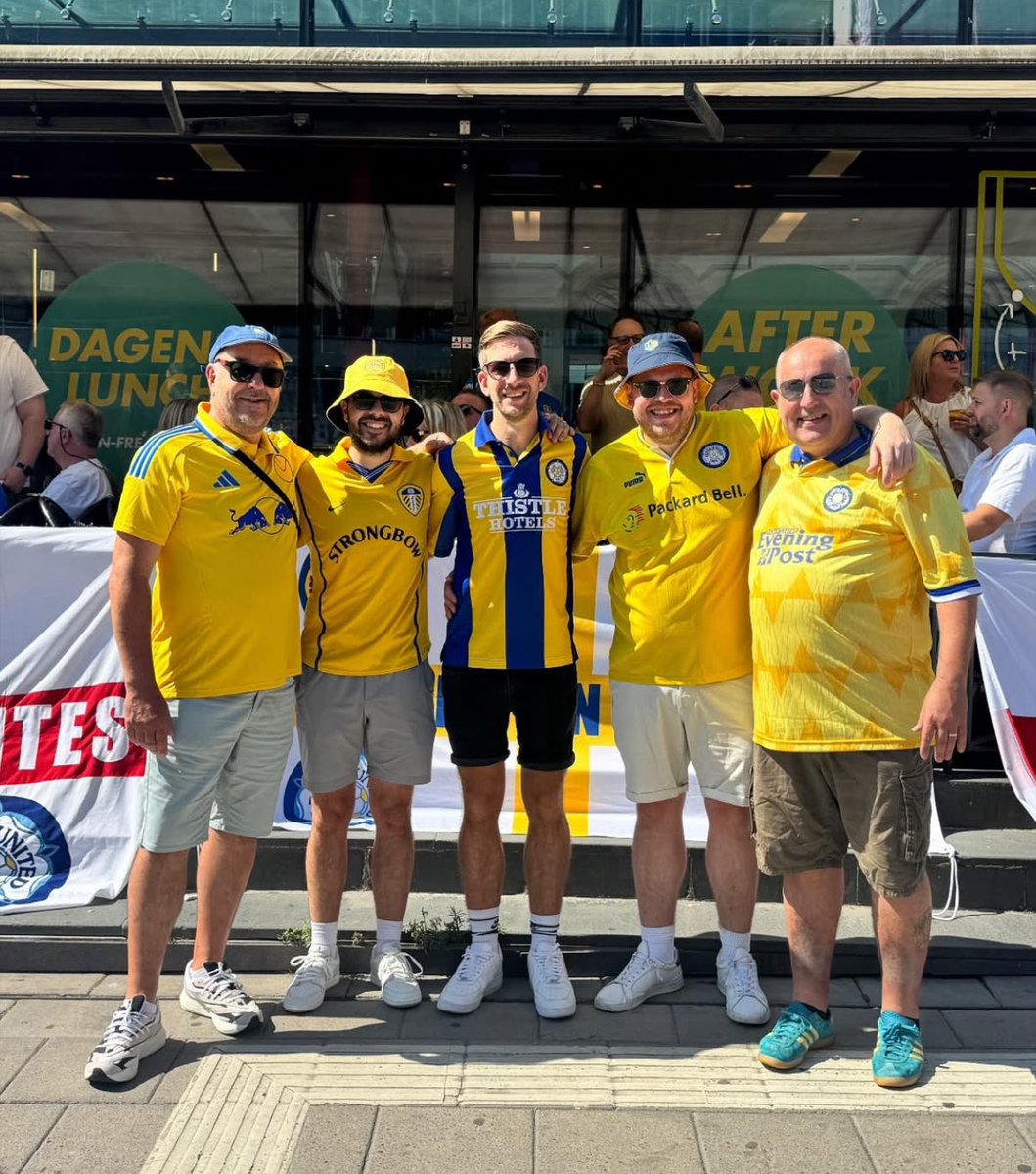 FBAwayDays's tweet image. Leeds fans in Sweden for their game with Manchester United tonight.
👏🍻 #LUFC