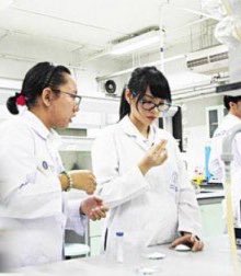 พิเฌอร่างเจ้าจิ๋วเด็กแว่นของนุแมสนิ 
รักแรกของเด่กสาวมาก พี่โชนของน้องน้ำในยุคนึงเลย เนิร์ด แบ่งเวลาเรียนเก่งมาก เป็นไอดอล เป็นกัปตัน ฉลาด หน้าตาดี ครบ 🥹