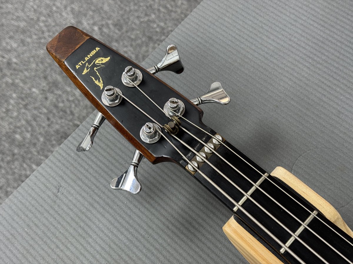 SAxGA's tweet image. 今日GIB Seoulに持ち込まれたAtlansia、めーっちゃ良かった。

弦ごとに調整できるPUの構造とかナットの高さが調整できる構造とか、とても心地よい。その上で音もいいんだから素晴らしいね👍