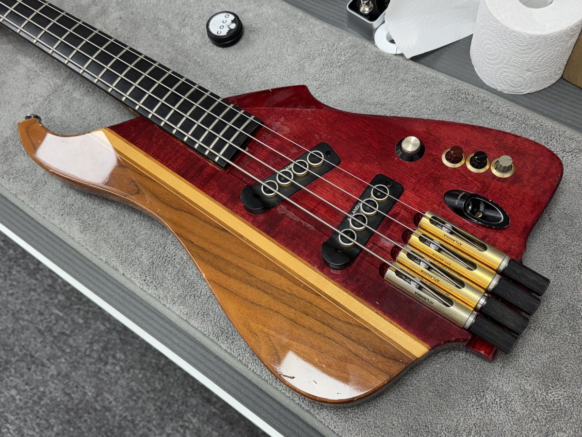 SAxGA's tweet image. 今日GIB Seoulに持ち込まれたAtlansia、めーっちゃ良かった。

弦ごとに調整できるPUの構造とかナットの高さが調整できる構造とか、とても心地よい。その上で音もいいんだから素晴らしいね👍