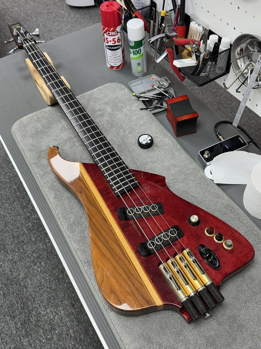 SAxGA's tweet image. 今日GIB Seoulに持ち込まれたAtlansia、めーっちゃ良かった。

弦ごとに調整できるPUの構造とかナットの高さが調整できる構造とか、とても心地よい。その上で音もいいんだから素晴らしいね👍