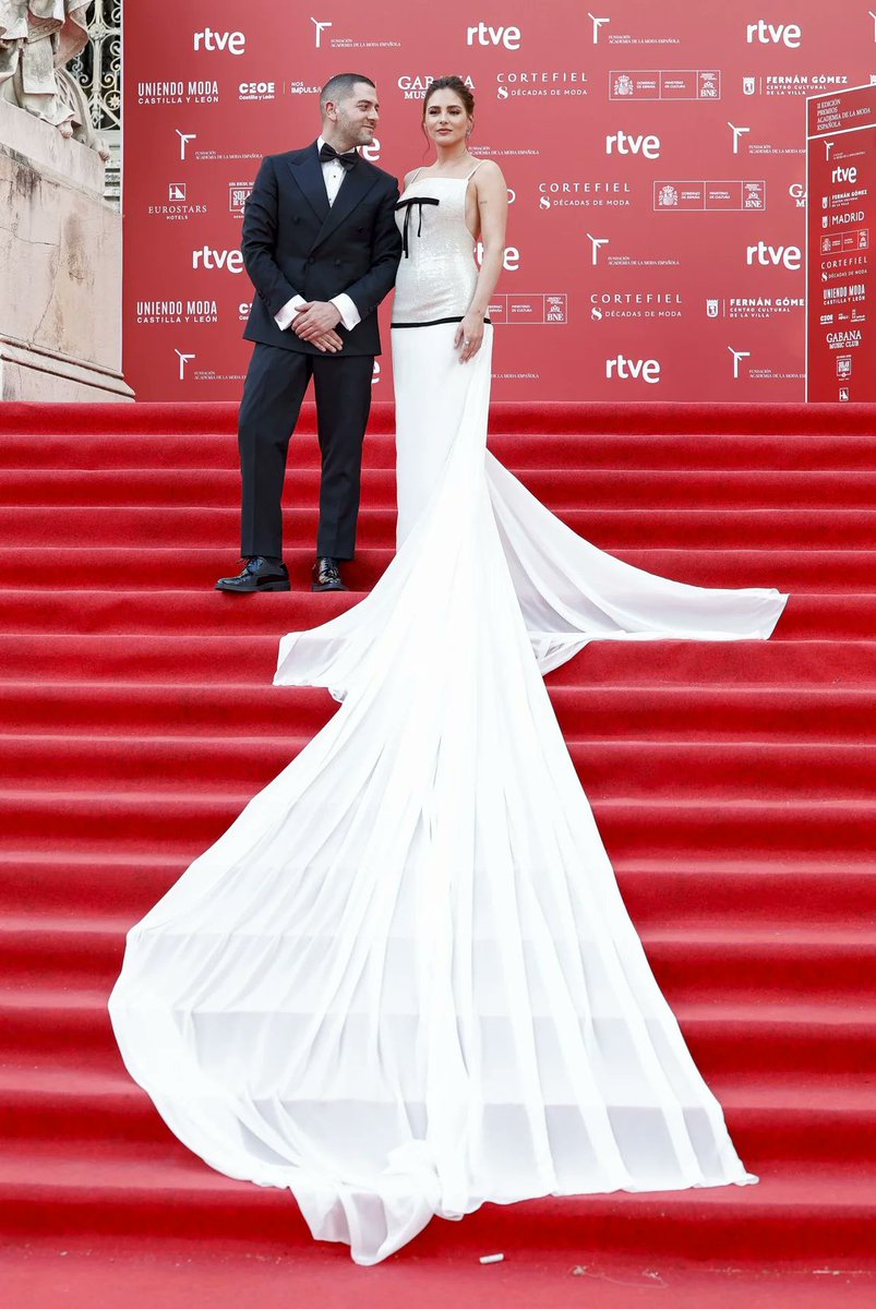 <a href="/rubenhdzcouture/">Rubén Hernández</a> <a href="/rigobandini/">Rigoberta Bandini</a> Impresionante Andrea Duro con un diseño firmado por Baro Lucas sobre la alfombra roja de la 2º edición de los Premios Academia de la Moda Española 🖤