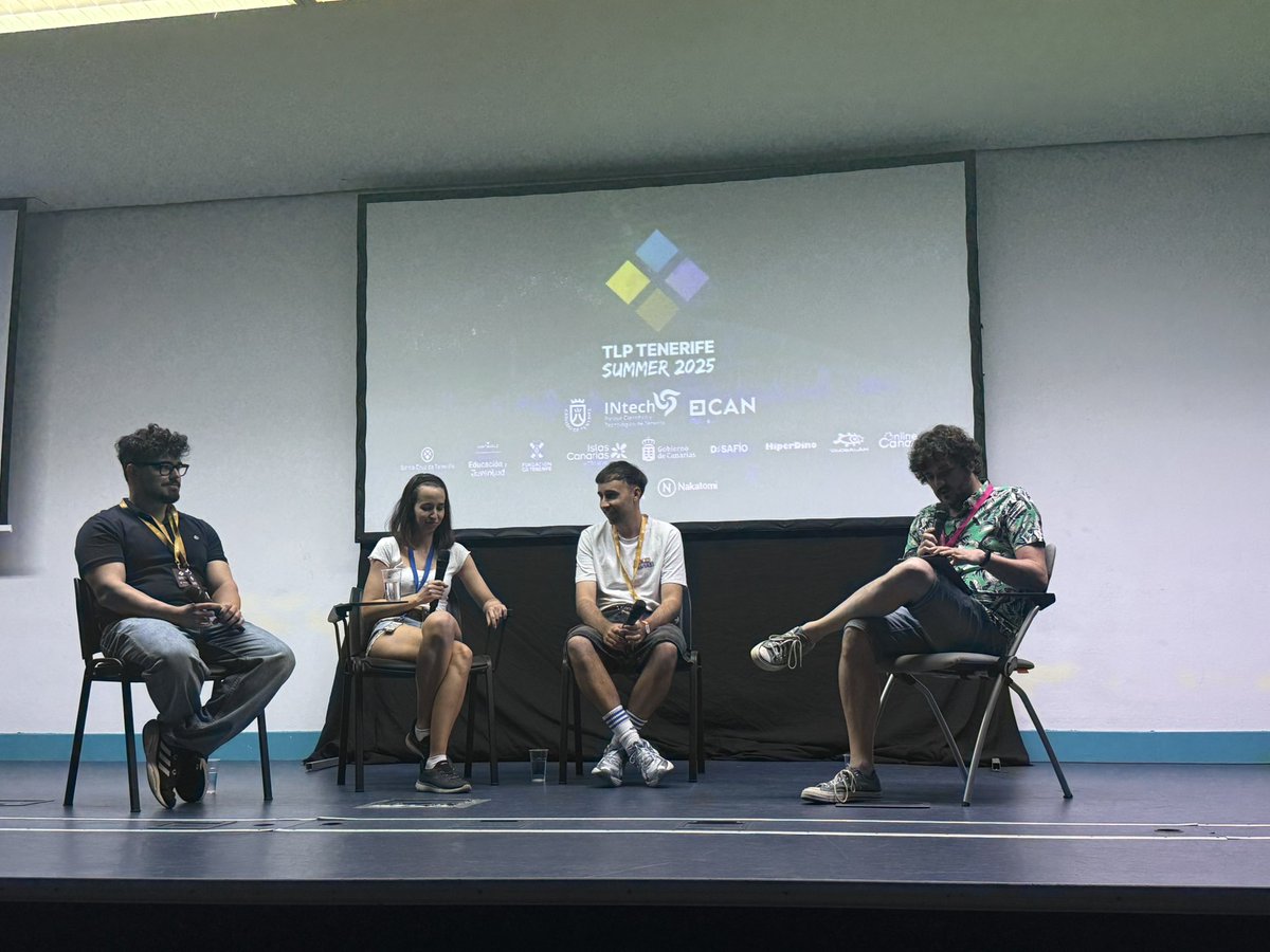 p_e_works's tweet image. Estamos en el @TLPTenerife disfrutando de la mesa sobre mecánicas innovadoras con @RafaLagoon . ¡Una charla llena de ideas frescas y mucho game design del bueno! 💡✨ #GameDev #IndieDev