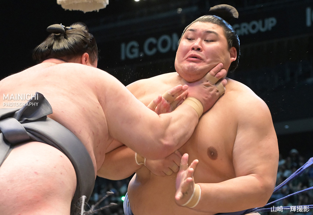 大相撲名古屋場所7日目。新横綱・ #大の里 が金峰山を寄り切り、6勝1敗としました

写真特集→mainichi.jp/graphs/2025071…