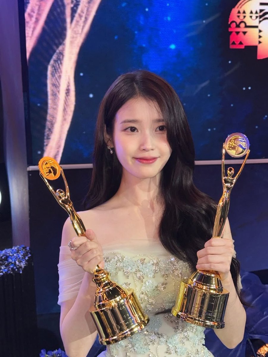 IUteamstarcandy's tweet photo. #IU #아이유 #폭싹속았수다 
#WhenLifeGivesYouTangerines 
https://t.co/Ciie5HoIz8 https://t.co/HEzfDkYRzr