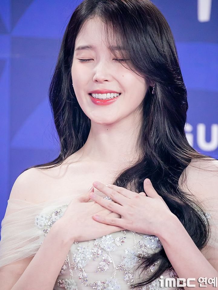 IUteamstarcandy's tweet photo. #IU #아이유 #폭싹속았수다 
#WhenLifeGivesYouTangerines 
https://t.co/Ciie5HoIz8 https://t.co/amAi8TfXwO