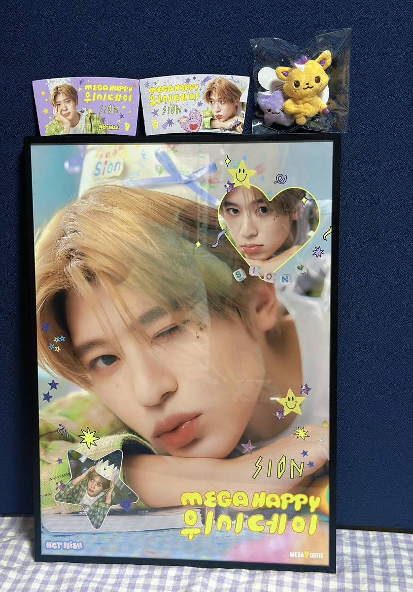 wishfulkdy's tweet photo. 오랜만에 돌아온 #RT이벤트💜

⬇️구성⬇️
메가커피 시온 포스터 + 미니돌 시오닝

(구하다 보니 여러개가 되어버린)시온 생일 포스터 1개 무료 나눔 합니다. 미니돌 시오닝 1개도 같이 보내드려요.

❗️알루미늄 액자까지 같이 낋여드림
      포스터 액자에 넣어서 보내드려요

#rt 해주신 분들 중 추첨, 
1분께 사진 구성 전부 보내드림

(팔로우는 계속 같이 윗얘하실 분들만🫶🏻)

✅당발: 7/31(목)

✅배송비 ❌ 
      대신, 위즈니 인증 간단하게 받겠습니다.

#시온 #시오닝 #엔시티위시