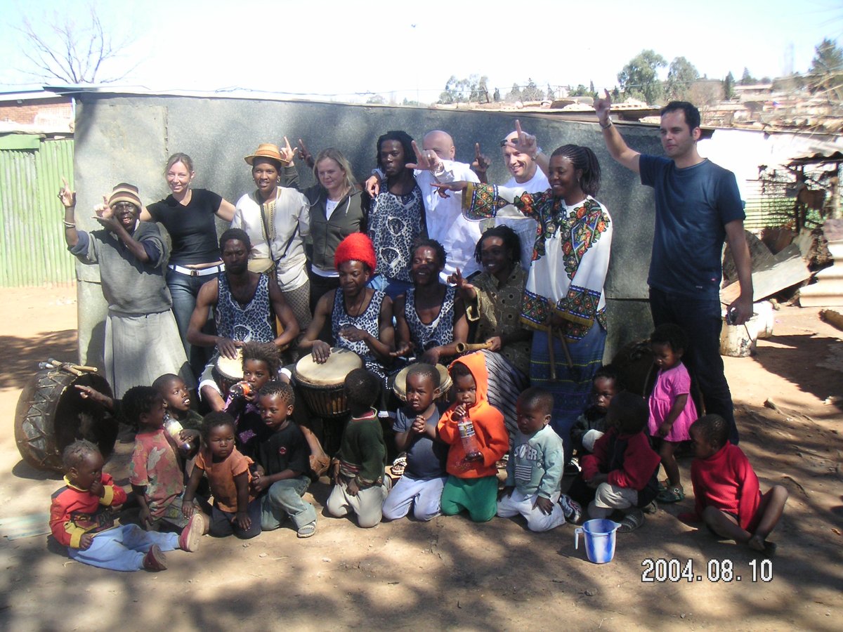 TheFreds's tweet image. Good morning from 2004 when we were on the road in South Africa and took a detour to Soweto as guests of Nelson Mandela's Hunger First Project. #rightsaidfred #NelsonMandela #hungerfirst #soweto #SouthAfrica