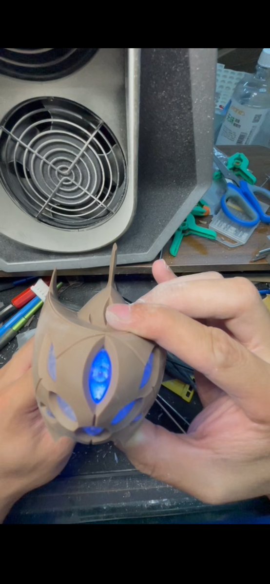 XiaoruiMa6's tweet image. 【作業進捗】20cmサイズのエヴァンゲリオン8号機スタチュー、現在進行中。
一部パーツ修正中。透明パーツの調整とライトユニットの点灯テスト、支柱位置の安定性も検証中です。
まだ道半ばですが、展示に向けて丁寧に進めています。
#エヴァンゲリオン #EVA08 #ガレキ #3Dプリント #原型制作 #8号機