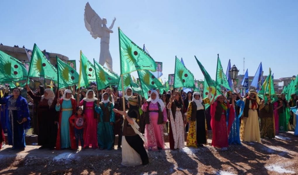 eli_tekin's tweet image. Şoreşa #Rojava
Berxwedana Şerwanên KURD
Ji Çar Aliyên Kurdistan,
Ji Rojhilata Navîn a Dagirkirî
Ji Gelên Cîhanê Re
Bû Bingeh,
Bû Mînak
û
Wêrekiyek Bêhempa..
Di Şexsê Arîn, Bager, Rozerîn, Demhat, Awesta û Botan Hemû Şehîdê #ŞoreşaRojava Bi Minet Bi Bîr Tînim..