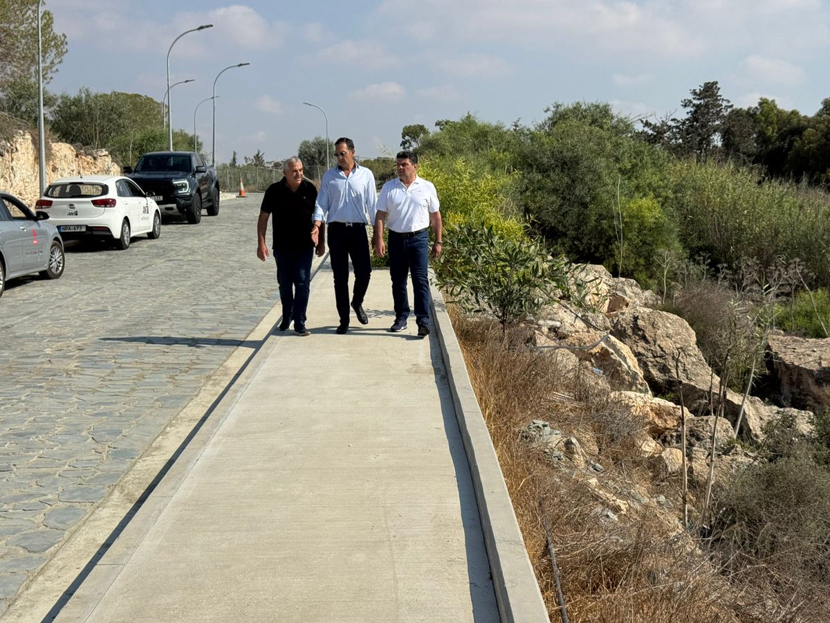 MinInteriorCY's tweet image. ✅ Παραδόθηκε σήμερα σε κυκλοφορία το οδικό δίκτυο στο έργο «Διαμόρφωση του Αλιευτικού Καταφυγίου και του Ποταμού στο Λιοπέτρι». Οι εργασίες κατασκευής του δρόμου είχαν επαναρχίσει τον περασμένο Απρίλη και ολοκληρώθηκαν εντός χρονοδιαγράμματος.
🎙️Σε δηλώσεις του, ο Υπουργός…