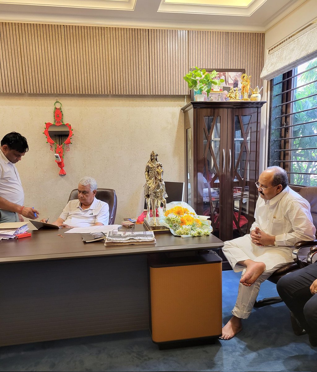 TheKusHSoGuN's tweet image. गरीब व बेसहारा लोगों के मसीहा आदरणीय श्री डॉ किरोड़ी लाल जी सांहब से मानसरोवर निवास पर हाड़ौती के शेर आदरणीय श्री प्रह्लाद गुंजल जी सांहब ने शिष्टाचार मुलाकात की।
@DrKirodilalBJP
@PrahladGunjal