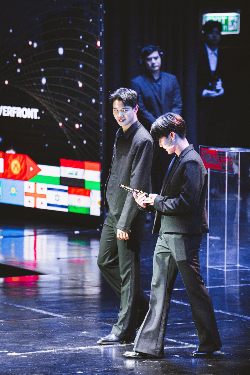 psd_yw's tweet photo. หยิ่��มองพี่เค้าตลอดเลยเนอะ แทบจะทุกจังหวะ ระวังสะดุดนะคับ5555555555555

#TheviralhitsawardsYINWAR
The Viral Hits x YINWAR https://t.co/I2n57ulz2X