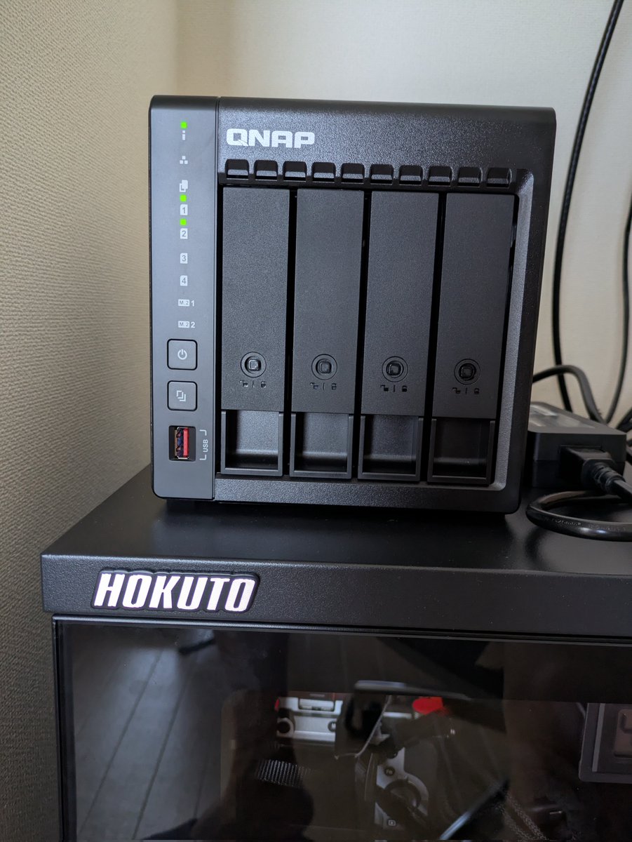 今天收到NAS了，但是不安です。

原因是系统里只能识别到2号位的硬盘，1号位的硬盘在系统里没有显示，但是硬盘灯是亮的。

由于要出门看LIVE，没时间排查了，等明天回家后把硬盘换个插槽试下，再ssh登录上去看下情况。

希望不是插槽的硬件问题。不然要退回国内的话，就比较麻烦了。