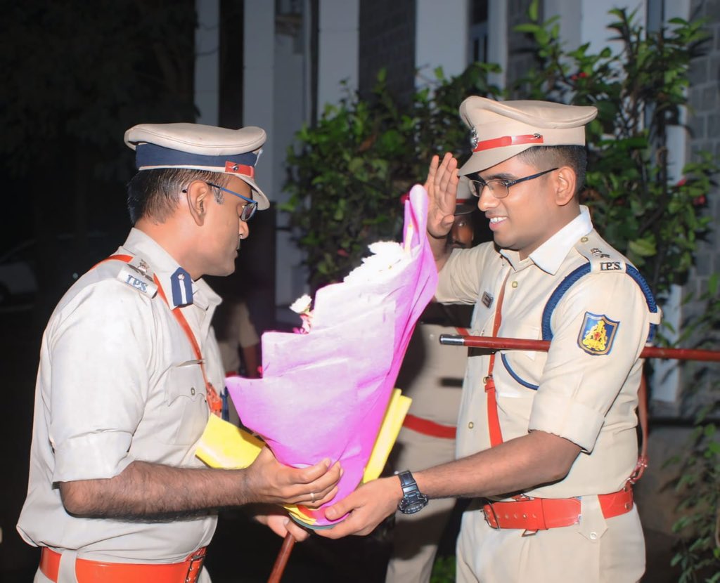 KALABURAGI DISTRICT POLICE (@klbdistpolice) on Twitter photo ದಿನಾಂಕ:18/07/2025 ರಂದು ಶ್ರೀ ಶಾಂತನು ಸಿನ್ಹಾ, ಭಾ.ಪೊ.ಸೇ. ರವರು ಈಶಾನ್ಯ ವಲಯ ಕಲಬುರಗಿಯ ಪೊಲೀಸ್ ಉಪ ಮಹಾನಿರೀಕ್ಷಕರಾಗಿ ಅಧಿಕಾರ ವಹಿಸಿಕೊಂಡಿರುತ್ತಾರೆ. ದಿನಾಂಕ:18/07/2025 ರಂದು ಶ್ರೀ ಶಾಂತನು ಸಿನ್ಹಾ, ಭಾ.ಪೊ.ಸೇ. ರವರು ಈಶಾನ್ಯ ವಲಯ ಕಲಬುರಗಿಯ ಪೊಲೀಸ್ ಉಪ ಮಹಾನಿರೀಕ್ಷಕರಾಗಿ ಅಧಿಕಾರ ವಹಿಸಿಕೊಂಡಿರುತ್ತಾರೆ.