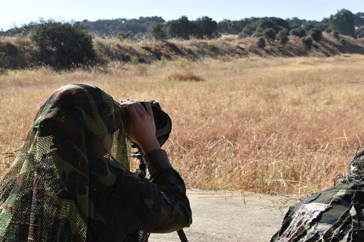 FUTER_ET's tweet image. El equipo de tiradores del Grupo de Caballería Acorazado “Calatrava” II/16 realiza diversos ejercicios de tiro en el campo de tiro de la Base General Menacho con la finalidad de perfeccionar la ejecución y precisión del disparo.
#BrigadaExtremadura
#SomostuEjercito