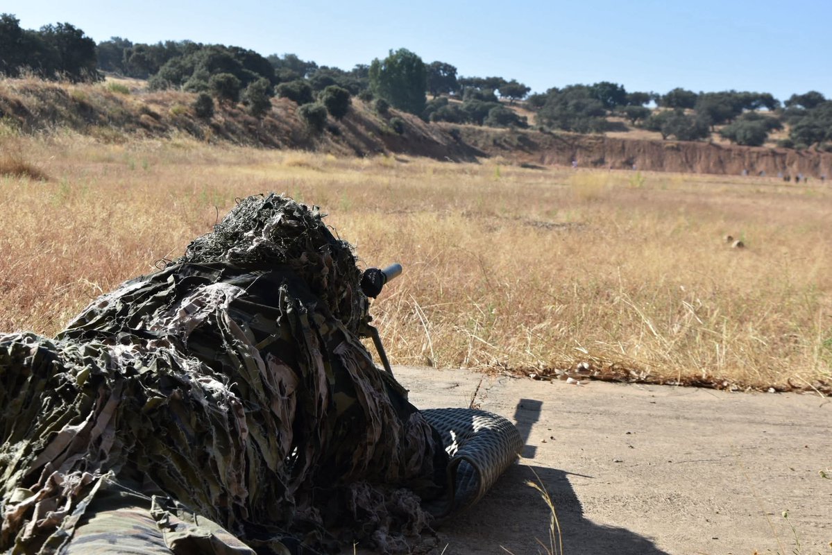 FUTER_ET's tweet image. El equipo de tiradores del Grupo de Caballería Acorazado “Calatrava” II/16 realiza diversos ejercicios de tiro en el campo de tiro de la Base General Menacho con la finalidad de perfeccionar la ejecución y precisión del disparo.
#BrigadaExtremadura
#SomostuEjercito