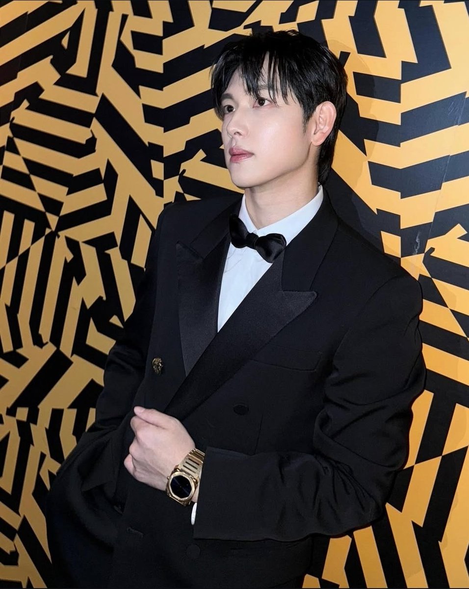 blitsbe's tweet image. HE IS POSITIVELY STUNNING .