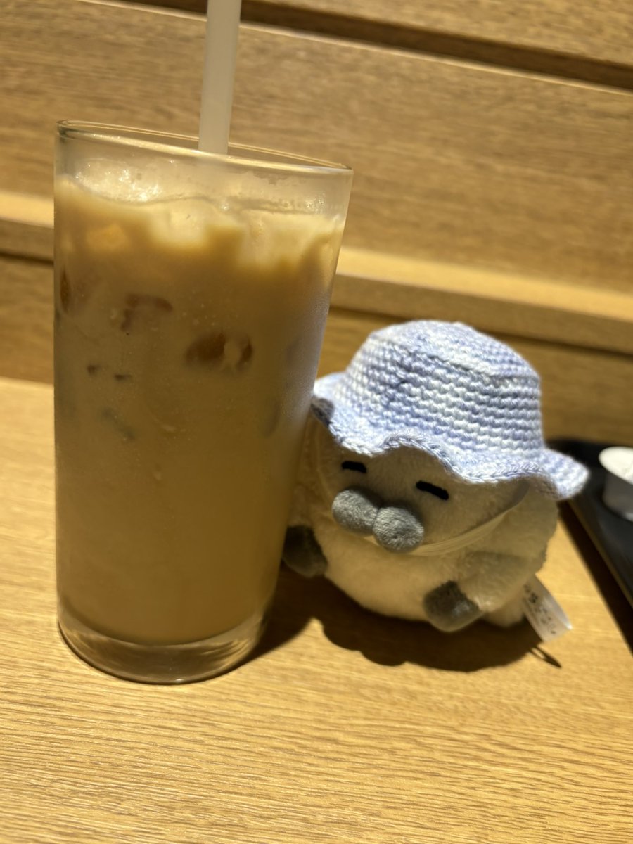 kurogoma_go_go's tweet image. 暑い日は冷たい飲み物に限るのらぁ〜🥤
お帽子は友人の手作りで他の子用でしたがのらちゃんにもピッタリです👒☀️
#のらフォトコン
#ラウンドワン限定プライズ