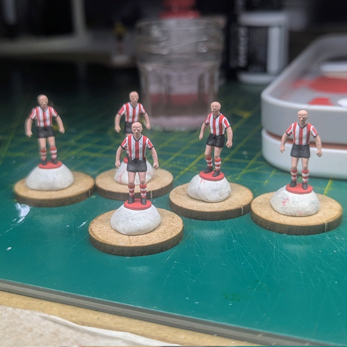 subbuteo_paints's tweet image. Cheating or not? When painting stripes I use 1mm modelling tape to get a consistent evenly spaced finish π€«π«£
What tips do you have on your cheatsheet? π€π¨ποΈ
#subbuteo #footballart #miniaturepainting