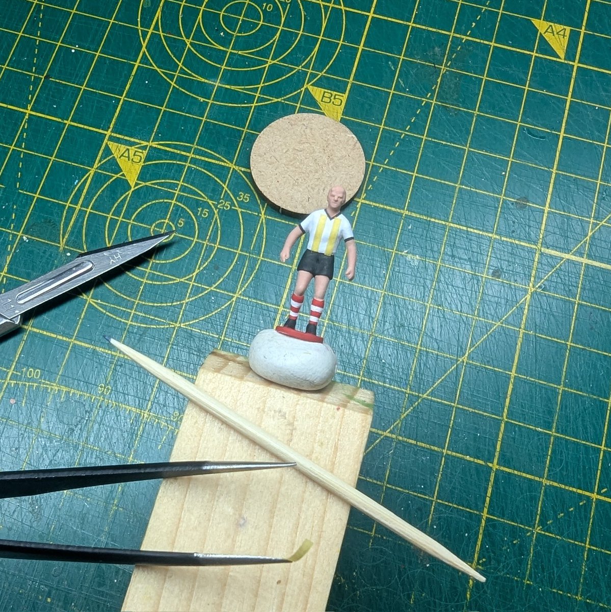 subbuteo_paints's tweet image. Cheating or not? When painting stripes I use 1mm modelling tape to get a consistent evenly spaced finish π€«π«£
What tips do you have on your cheatsheet? π€π¨ποΈ
#subbuteo #footballart #miniaturepainting