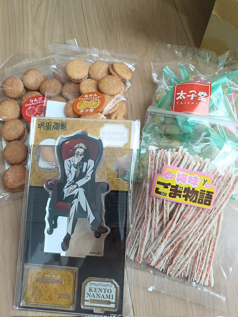 ayame_scri's tweet image. 誕プレ頂いた…ずっと悩み続けてたアクスタと、美味いお菓子と…推しをイメージした香水の香りを送って下さって…ありがとうございます！感謝しかない…つ
蒼月さんありがとう
やっぱこのイラスト最高にカッコいい…