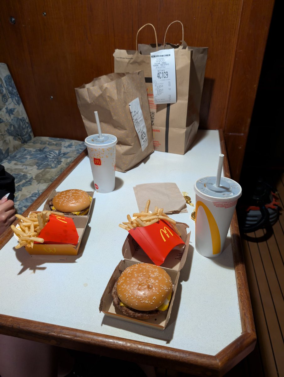 Короче, мы гуляли, а потом решили, что пойти на лодку и заказать туда Макдональдс - хороша идея.
Ну и не ошиблись, чо