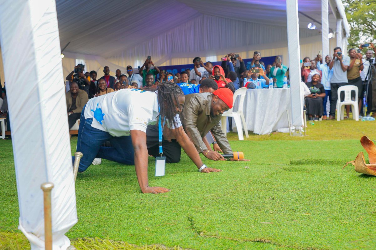 Zilo_Media's tweet image. Beautiful gesture from @YkeeBenda as he prostrates before His Majesty King of Tooro kingdom @KingOyoOfficial after a massive performance.