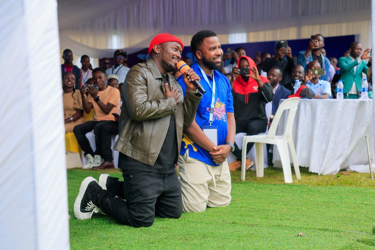 Zilo_Media's tweet image. Beautiful gesture from @YkeeBenda as he prostrates before His Majesty King of Tooro kingdom @KingOyoOfficial after a massive performance.