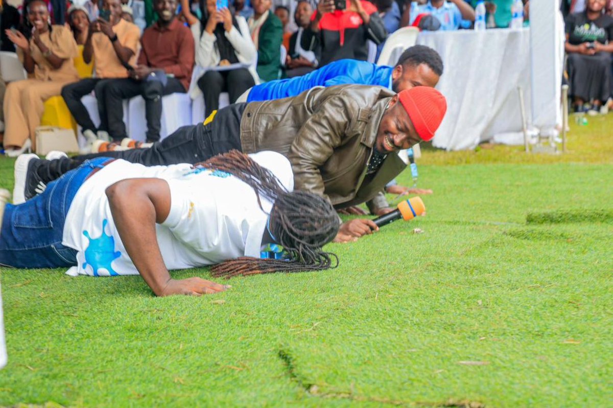 Zilo_Media's tweet image. Beautiful gesture from @YkeeBenda as he prostrates before His Majesty King of Tooro kingdom @KingOyoOfficial after a massive performance.