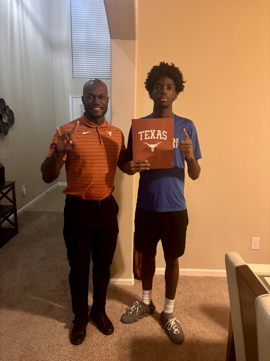 CTubbs2026's tweet image. Blessed and thankful to receive an home visit from Coach Ricky Morgan and learn more about the Texas program #LLJ #agtg #shockeveryone