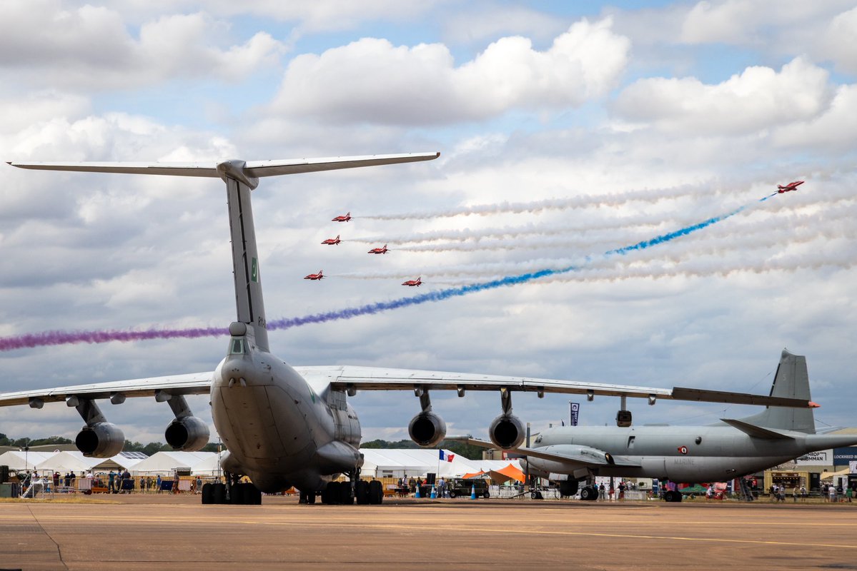 rafredarrows's tweet image. Images from day one’s display at RIAT 2025 - including a brilliant, side-on profile of Red 9 spearing the Goose, above other aircraft at RAF Fairford.
📸 AS1 Emily Muir and AS1 Iwan Lewis
#RedArrows | #RIAT2025 | #RIAT | #RAF