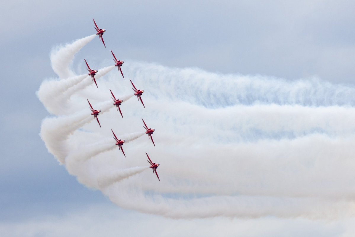 rafredarrows's tweet image. Images from day one’s display at RIAT 2025 - including a brilliant, side-on profile of Red 9 spearing the Goose, above other aircraft at RAF Fairford.
📸 AS1 Emily Muir and AS1 Iwan Lewis
#RedArrows | #RIAT2025 | #RIAT | #RAF
