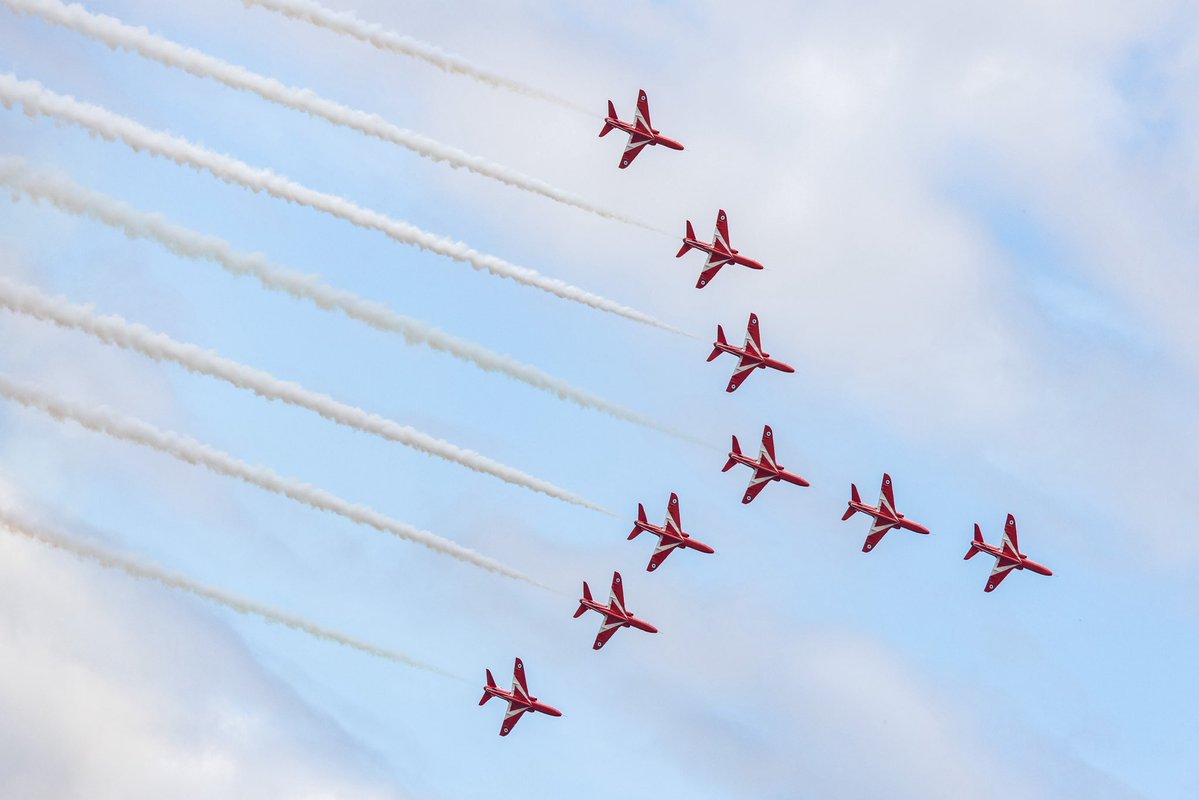 rafredarrows's tweet image. Images from day one’s display at RIAT 2025 - including a brilliant, side-on profile of Red 9 spearing the Goose, above other aircraft at RAF Fairford.
📸 AS1 Emily Muir and AS1 Iwan Lewis
#RedArrows | #RIAT2025 | #RIAT | #RAF