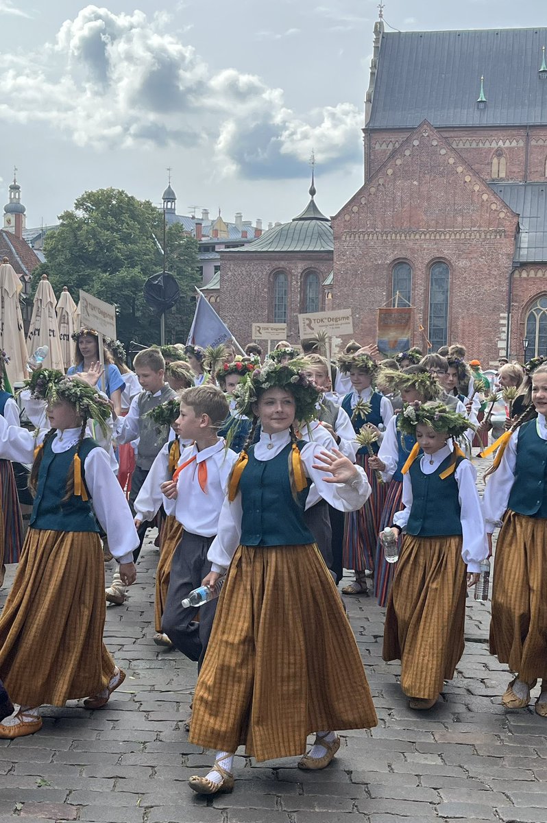 MicheleBerdy's tweet image. Your #morningcalm from a Riga is from Sunday when the Youth Song and Dance fest was over, tens of thousands of performers paraded through the city - and I captured a star.