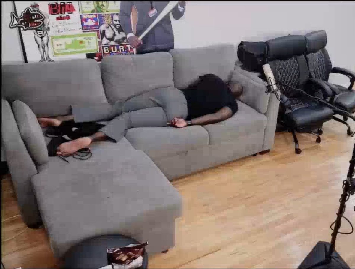 Saraquarium's tweet image. This sleeping position looks wildly uncomfortable
#fishtanklive