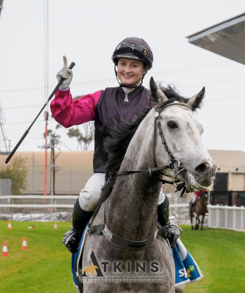 terry_hann's tweet image. Sav On Ice, ridden by Rochelle Milnes and trained by Darryl Carrison, won the Sportsbet Jockey Watch Handicap at Morphettville.
Photos ~ AtkinsPhotography.com.au
Pre-race photos ~ AtkinsRacing.com.au
@RacingSA @SAJockeyClub @deanpet74 @MilnesRochelle @pinknickerton