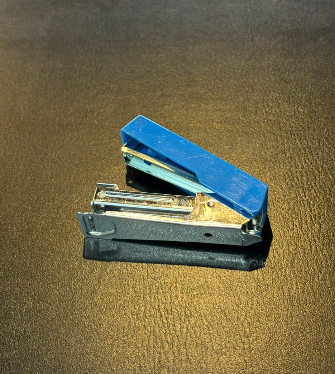 とうとうホチキス壊れました。
40年間ありがとう😭

#ホッチキス　#ホチキス