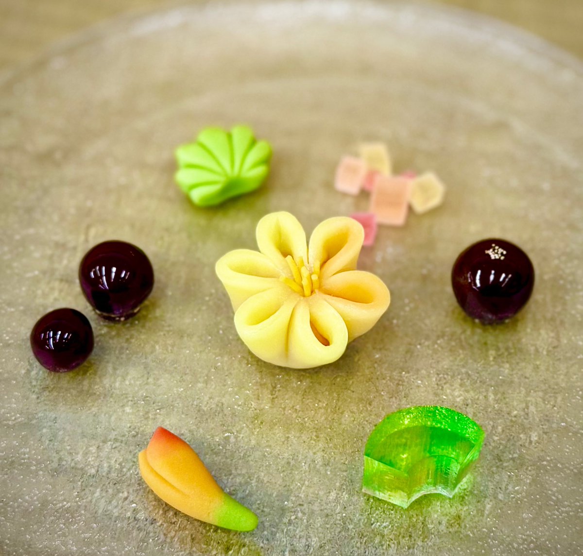 yoshimura0303's tweet image. 宵山に八坂さんで行われた献茶会の当店のお菓子です。
菓銘は「確かな光」。
檜扇の花とその実「烏羽玉」の循環をモチーフにしています。
夏に花開いた後、実を結び、種が再び美しい花となる檜扇のように、どんな暗闇にいようとも、それが何度も訪れてようとも、確かな希望の光がその先にあると信じて