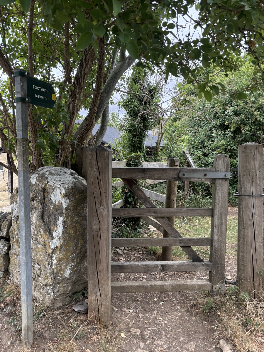ceadela's tweet photo. @LakesStiles @LordOrk @Soapy_Wit_Tank @tismenic70 @CharlesBewley2 @LansdellMum @RuthRendell1 @Yeti98_ @tutty352 Gate, fingerpost, and is that a stoop or a lurking #StandingStone ? https://t.co/ztQ3OTCN2c