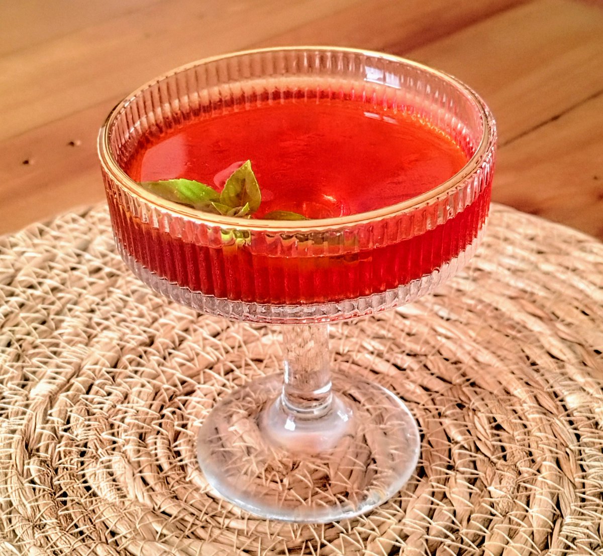 Carinebartender's tweet photo. What a delish 😍😍
Strawberry Basil Negroni 🍓🌿 
Let's enjoy it, it's strawberry and basil 🌿🍓
45ml Gin
I used @sassenachgin 
45ml Sweet Vermouth
45ml Strawberry/Basil infused Campari
2 Dashes Angostura orange bitters
Cheers 🍸🍸
@samheughan 
@sassenachspirits 
#Homebartender https://t.co/Ubx9aCUE9u