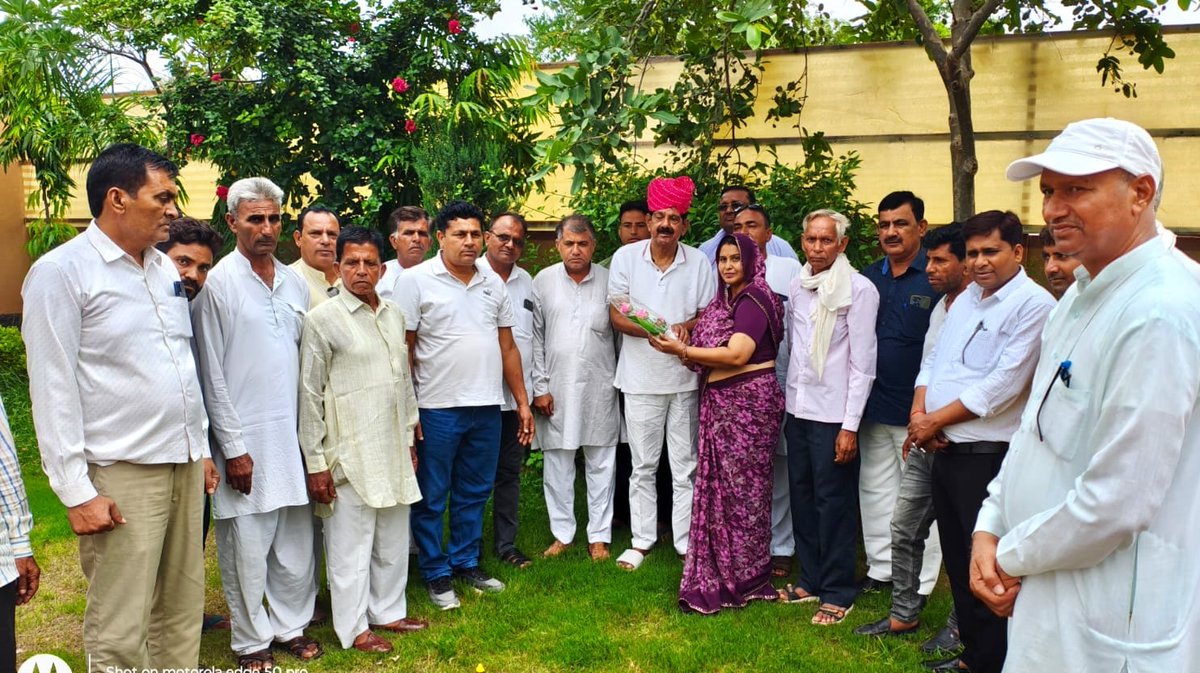 आज सूरजगढ़ में पंचायत समिति बुहाना की उप प्रधान बिटिया श्रीमती नीता वर्मा को राजस्थान प्रदेश महिला कांग्रेस कमेटी की प्रदेश महासचिव बनाए जाने पर आशीर्वाद एवं बधाई दी।
इस अवसर पर बुहाना क्षेत्र से कांग्रेस के सम्मानित पदाधिकारी एवं कार्यकर्ता मौजूद रहे।