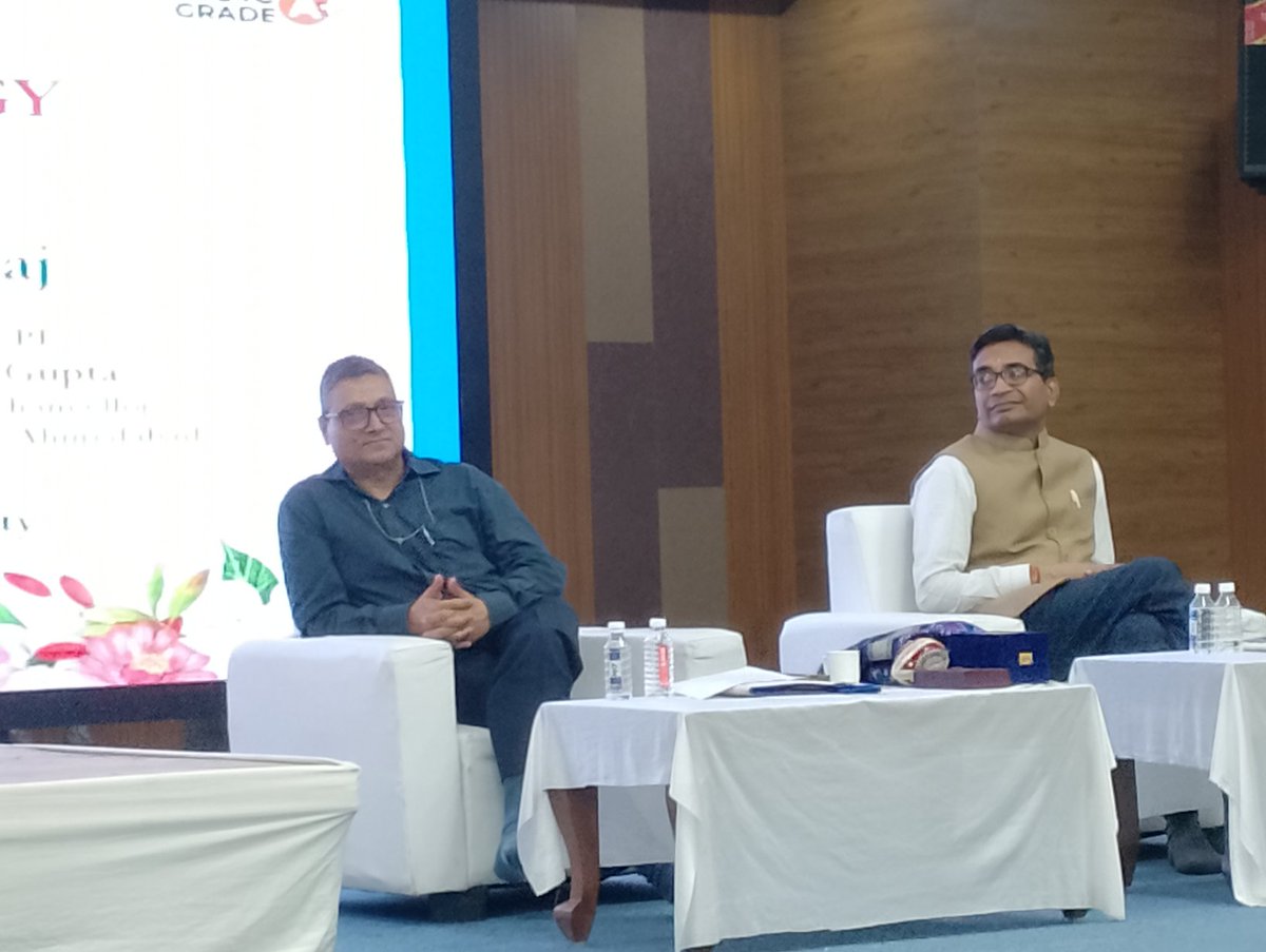 RajChawlaAnchor's tweet image. जैन पांडुलिपियों पर राष्ट्रीय कार्यशाला में भागीदारी का अवसर प्राप्त हुआ। प्राकृताचार्य सुनील सागर जी महाराज व अल्पसंख्यक कार्य मंत्रालय के सचिव चंद्रशेखर कुमार का सान्निध्य मिला। शुभ संयोग रहा बड़े भाई हर्ष रंजन से अकस्मात भेंट । अभी मंत्रालय में सलाहकार हैं । आनंद रहा । जल्द…