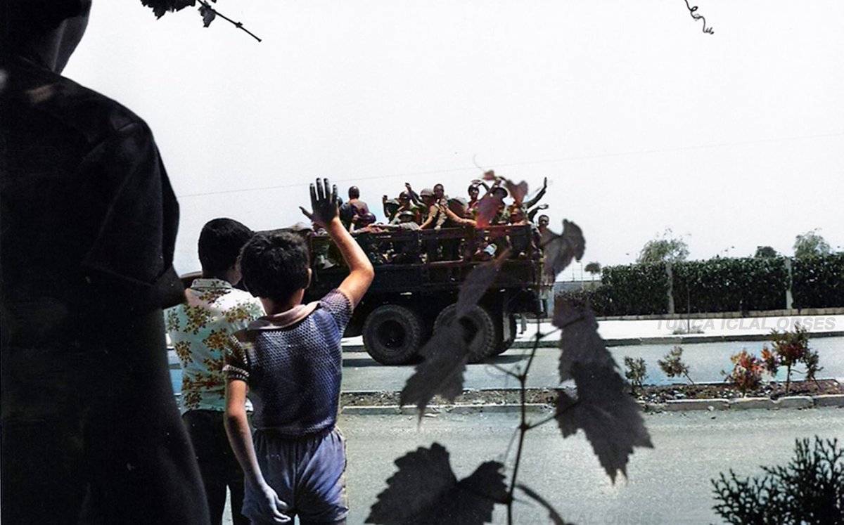Kıbrıs Harekatı için Mersin'e intikal eden askeri konvoya el sallayan çocuklar ve onlara el sallayan askerler, 1974.