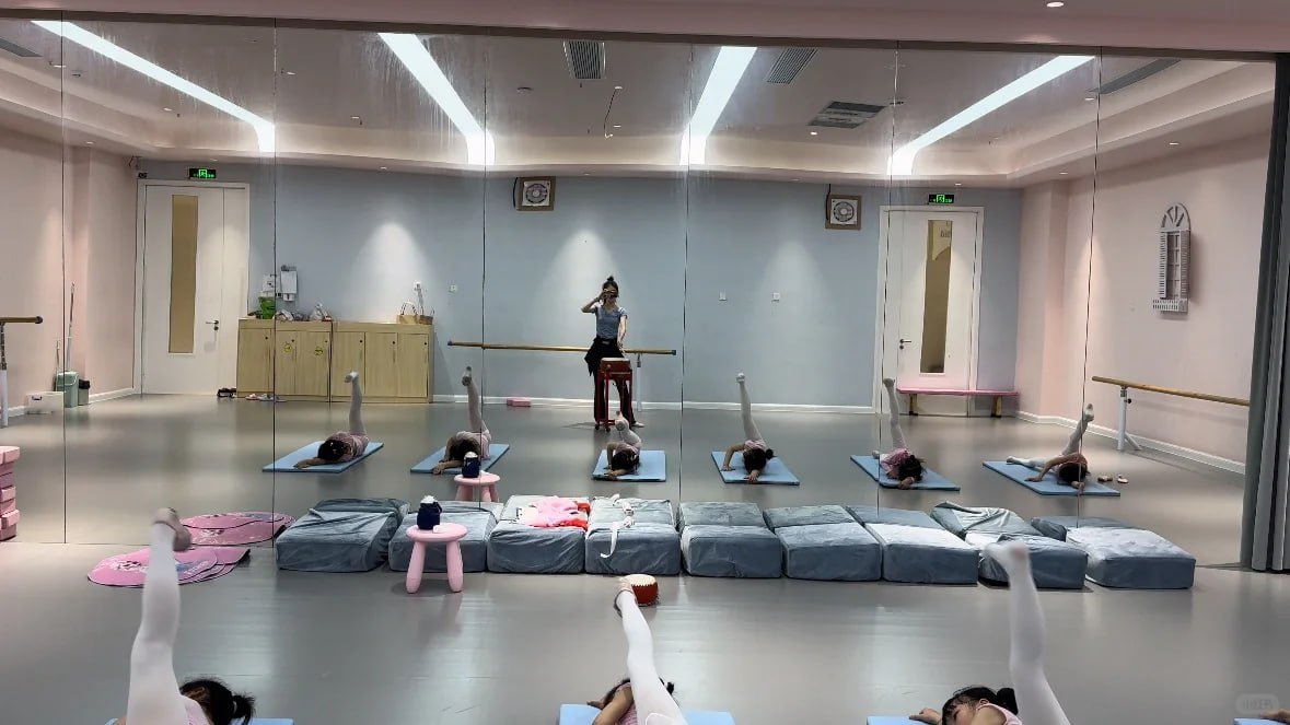 一群努力💪的小朋友们，无论目标多么远大，都需要从基础做起，把基本功练扎实才能走得更远 #日常训练 #爱舞蹈的女孩 #舞蹈基本功