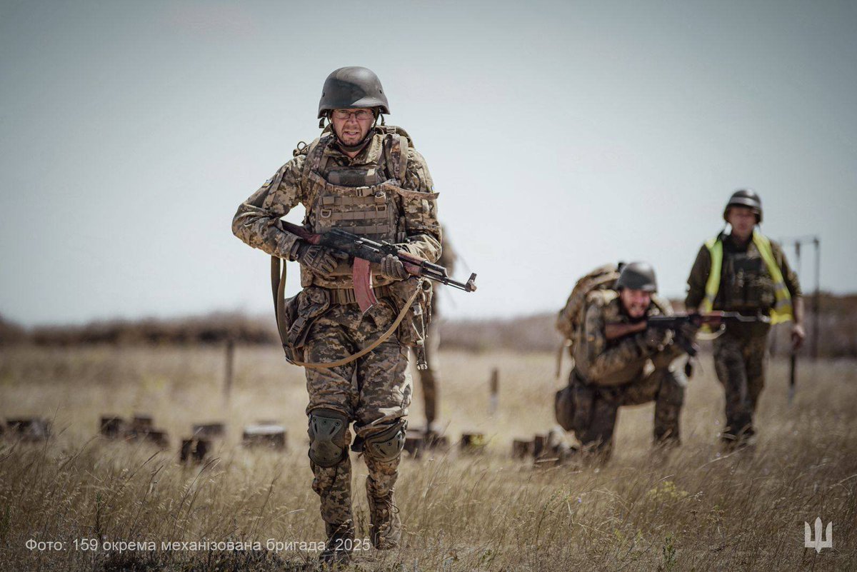 Militarylandnet's tweet image. Soldiers of the Ukrainian 159th Mechanized Brigade during training in the southern Ukraine. #UkrainianArmy