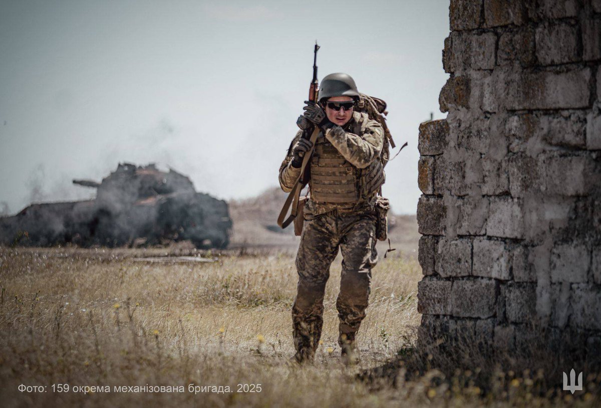 Militarylandnet's tweet image. Soldiers of the Ukrainian 159th Mechanized Brigade during training in the southern Ukraine. #UkrainianArmy