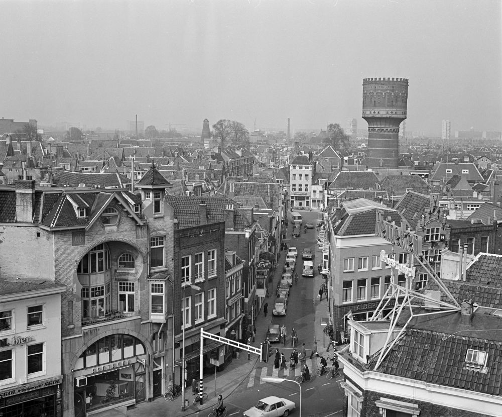 Predikherenstraat 1976. In de verte wijk Overvecht; Molen Rijn en Zon a.d. Adelaarstraat kreeg in 1978 zijn wieken terug; daarnaast schoorsteen Utrechtsche Melkcentrale; watertoren a.d. Lauwerhof; links vooraan Voorstraat met apotheek De Liefde en ijssalon Venezia 

#ronddeneude
